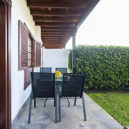 With Private Garden דירה *